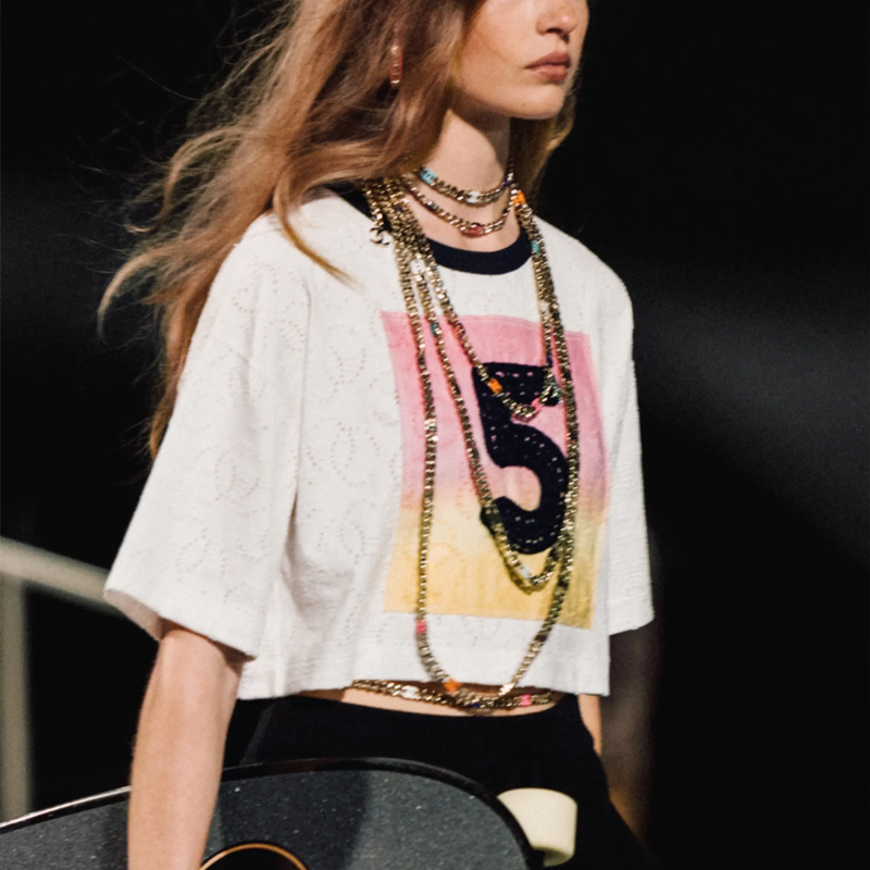 Shop (W) シャネル ホワイト グラフィックプリント オーバーサイズ Tシャツ SS24. P76438-K11016-NU552