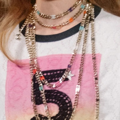 (Women) CHANEL White Graphic Print Short-Sleeve Oversized T-Shirt SS24. P76438-K11016-NU552 Purchase (Women) CHANEL White Graphic Print Short-Sleeve Oversized T-Shirt SS24. P76438-K11016-NU552