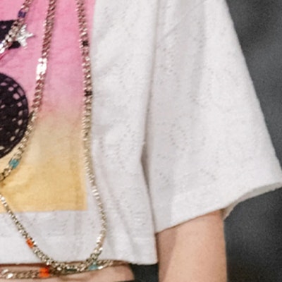 (Women) CHANEL White Graphic Print Short-Sleeve Oversized T-Shirt SS24. P76438-K11016-NU552 Sizing (Women) CHANEL White Graphic Print Short-Sleeve Oversized T-Shirt SS24. P76438-K11016-NU552