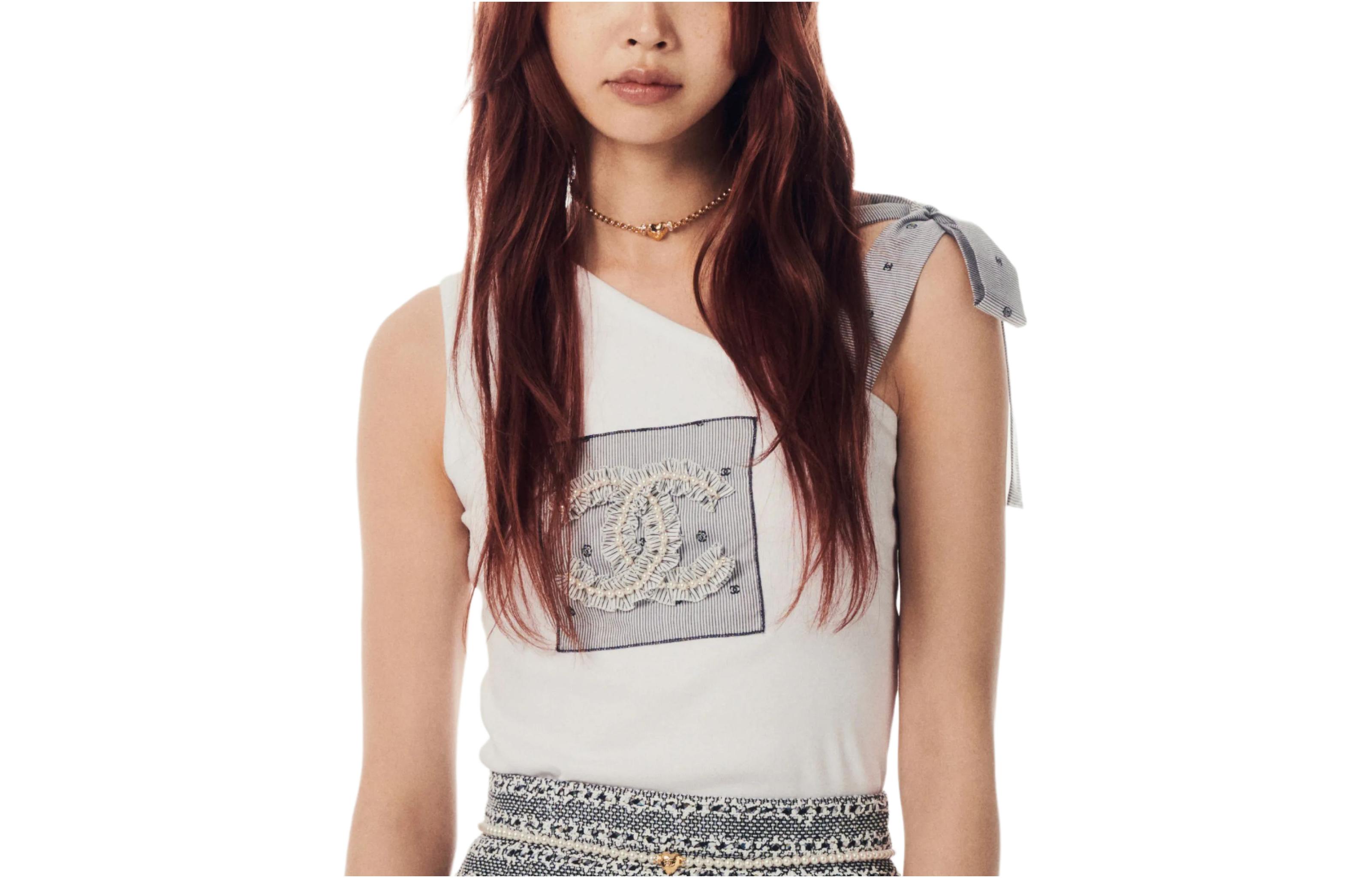 Order (W) CHANEL Baju T-Off Bahu Logo Sulaman Putih SS24. P76763-V64779-00100