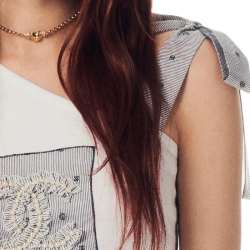 Purchase (W) CHANEL Baju T-Off Bahu Logo Sulaman Putih SS24. P76763-V64779-00100