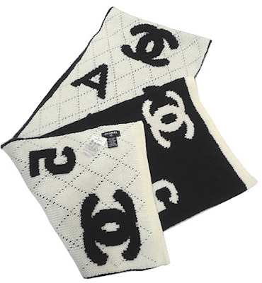 (W) シャネル ブラック&ホワイト ウール スカーフ 大きなロゴデザイン付き AA7766-B06531-NE805 Lookbook (W) シャネル ブラック&ホワイト ウール スカーフ 大きなロゴデザイン付き AA7766-B06531-NE805