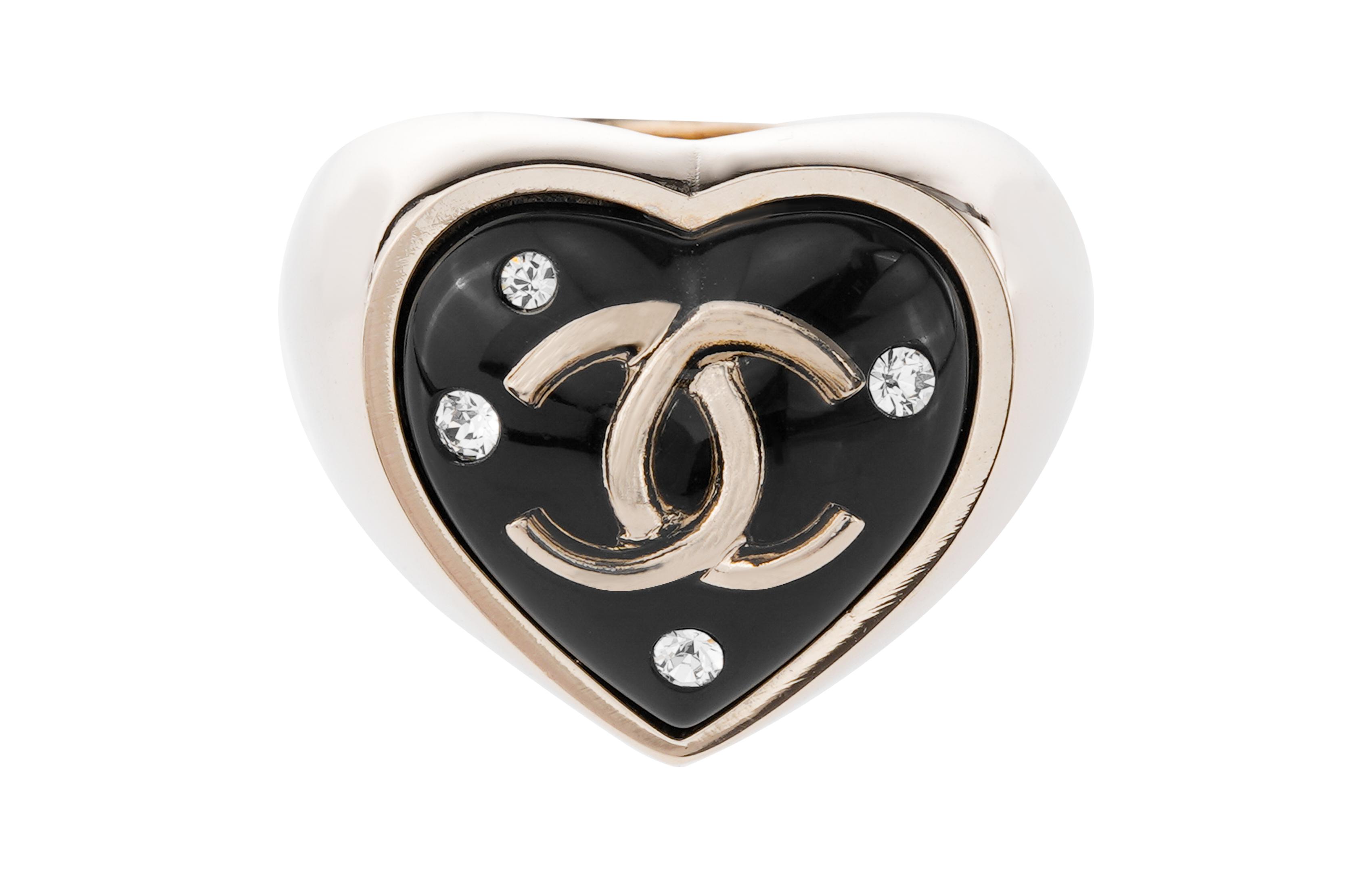 (Women) CHANEL Black Heart Wide Metal Ring for Women - Black. AB9373B09080NK21250
