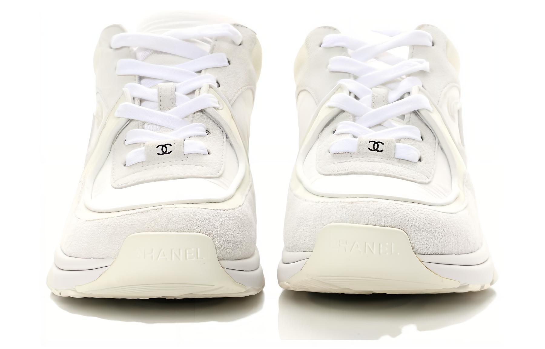 Shop (W) Sneakers Chanel CC Logo 'Putih' G34360-Y53536-0I259