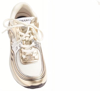 CHANEL香奈兒 皮革 徽章 金角大王 低筒 運動休閒鞋 女款 白金色 Shop CHANEL香奈兒 皮革 徽章 金角大王 低筒 運動休閒鞋 女款 白金色