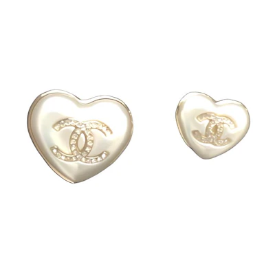 (Women) CHANEL CC Resin Heart Crystal Brooch for Women - White. AB7007-B06560-NF085