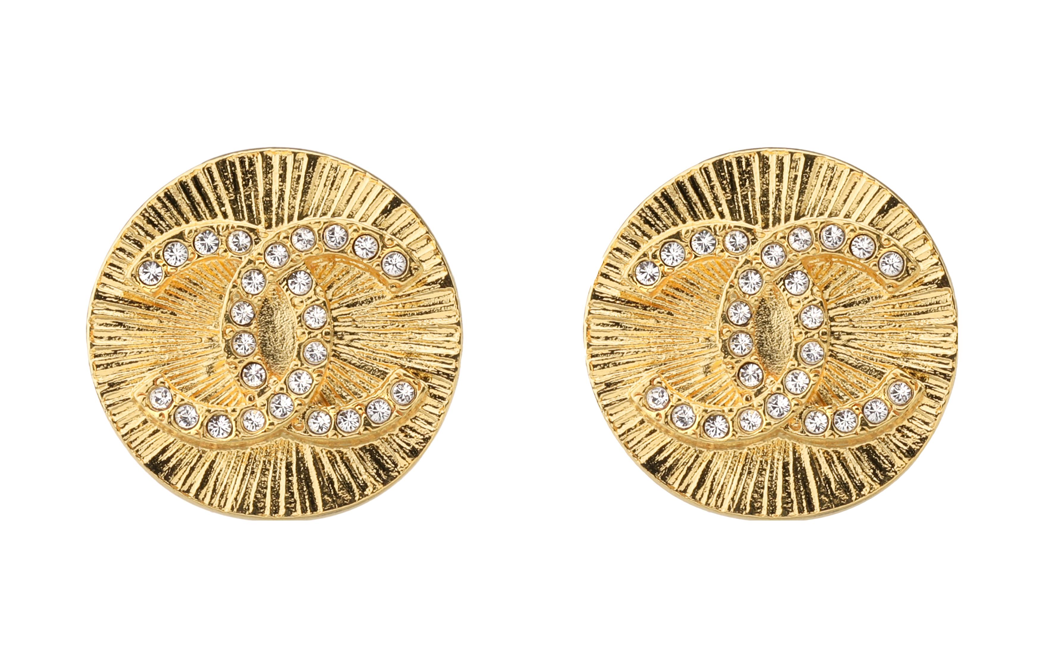 (Women) CHANEL Classic Double C Logo Earrings  Gold. AB8801-B08736-NJ403