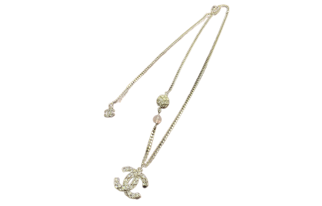 Lookbook (W) CHANEL Kalung Wanita Liontin Logo Double C Klasik Metal. AB5273B04531N9557