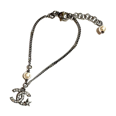 (Women) CHANEL Classic Double C Pearl Rhinestone Star Bracelet for Women. AB6189B05632NC448