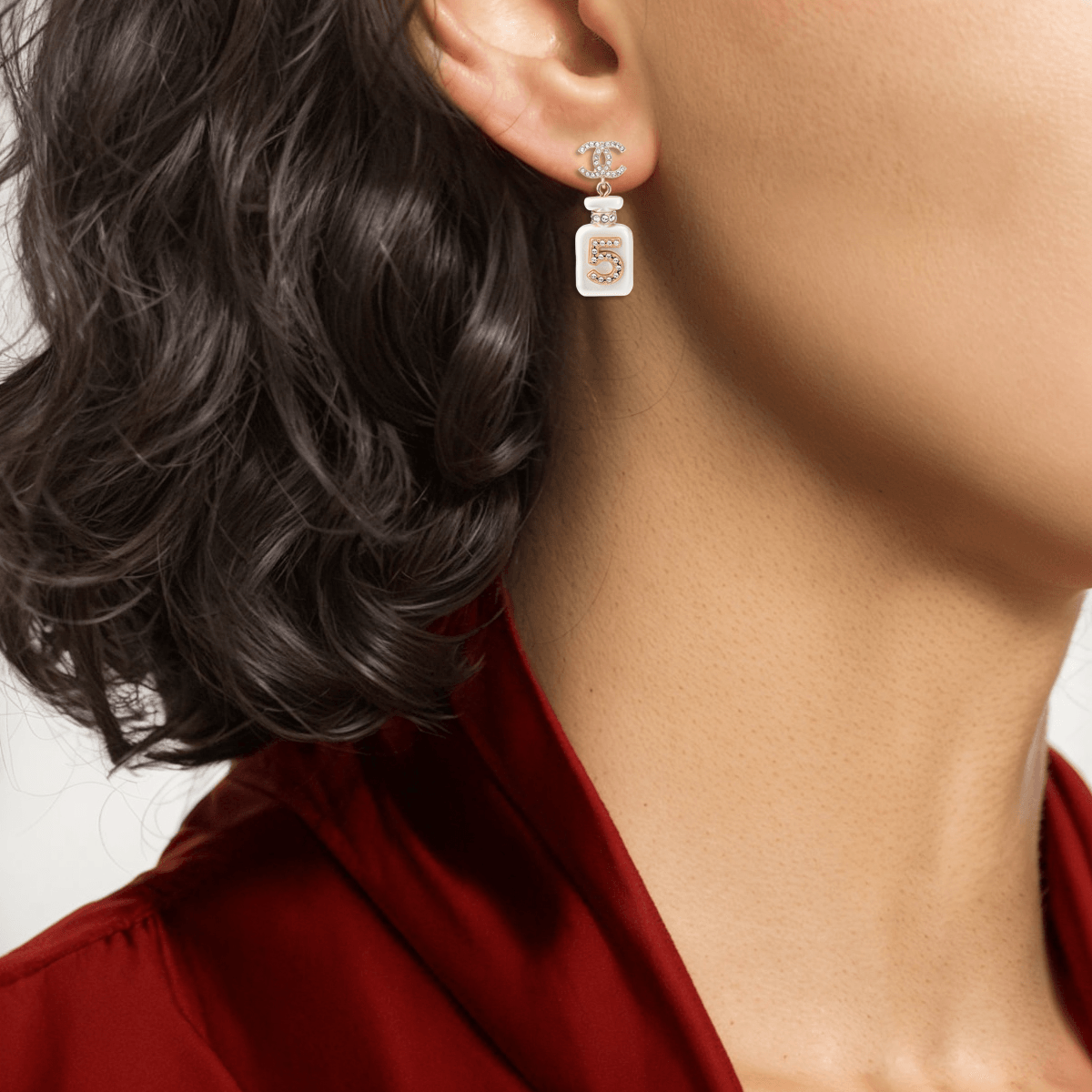 (Women) CHANEL Classic Logo Metal Rhinestone Earrings Women White. AB8469-B08259-NI490 圖 5