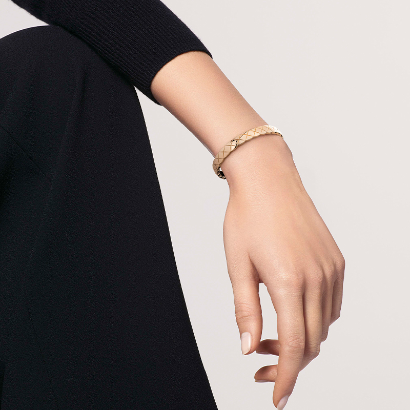 Shop (W) CHANEL COCO CRUSH Pulsera de Oro Beige 18K Acolchada para Mujer. J11333