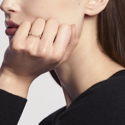 (W) Cincin Wanita CHANEL Coco Crush 18K Emas Beige Gold Narrow Ring. J11786 Lookbook (W) Cincin Wanita CHANEL Coco Crush 18K Emas Beige Gold Narrow Ring. J11786