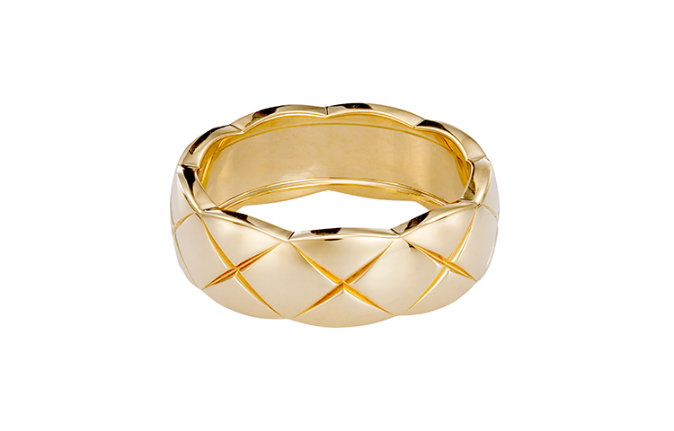 Lookbook (W) 샤넬 코코 크러쉬 18K 골드 여성 퀼팅 패턴 반지. J10864