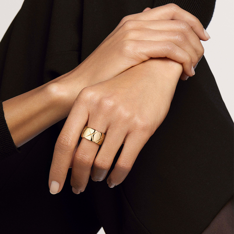Shop (W) Anillo de Oro 18K para Mujer CHANEL CoCo Crush con Diseño Acolchado - Oro. J10574