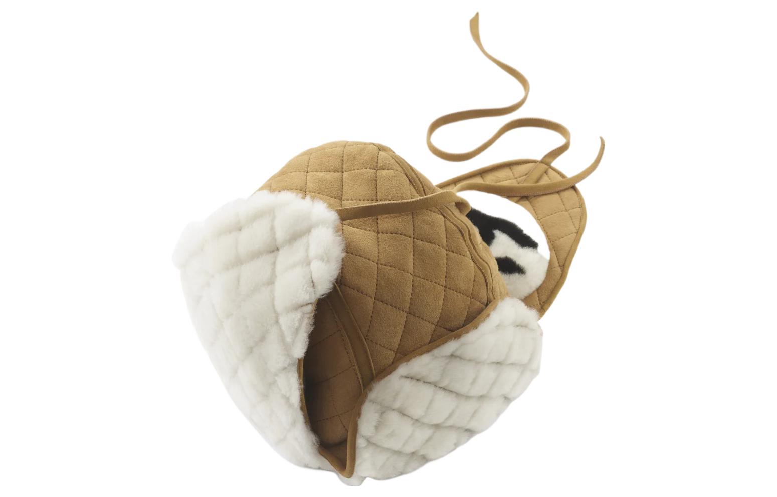 Lookbook (W) Topi Perang CHANEL Coco Neige FW23 Shearling C Logo - Coklat. AA9447-B13873-NQ799