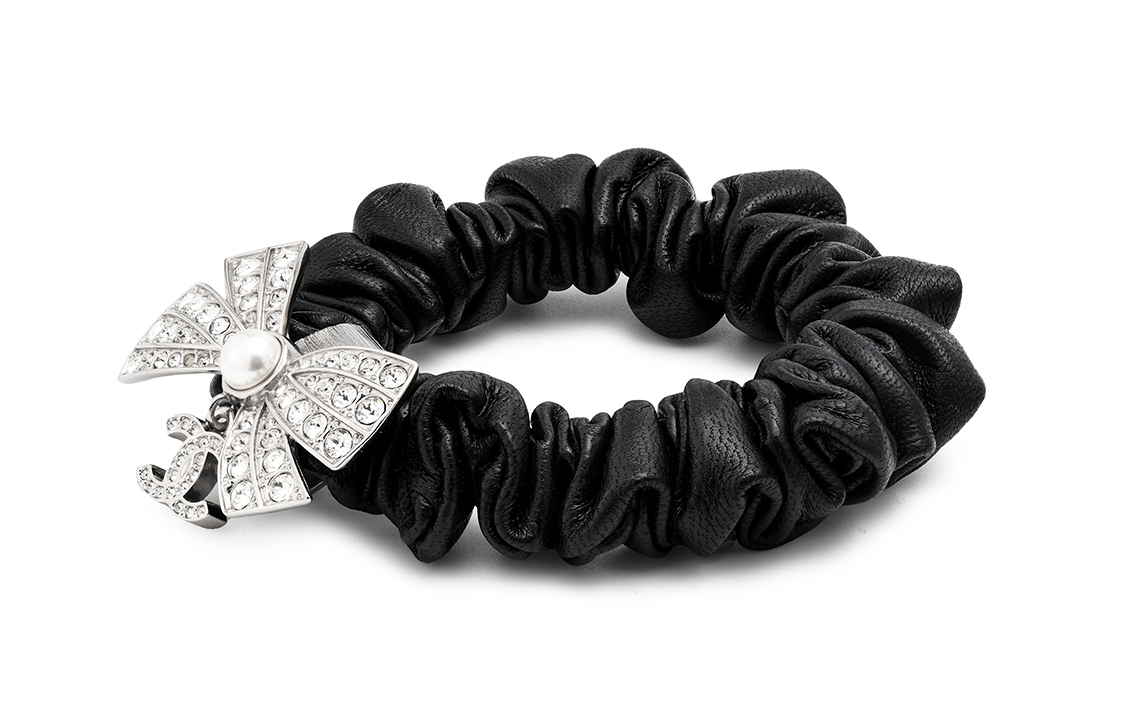 Lookbook (W) 샤넬 크리스탈 보우 메탈릭 헤어밴드 여자용. AB8025-B07856-NH456