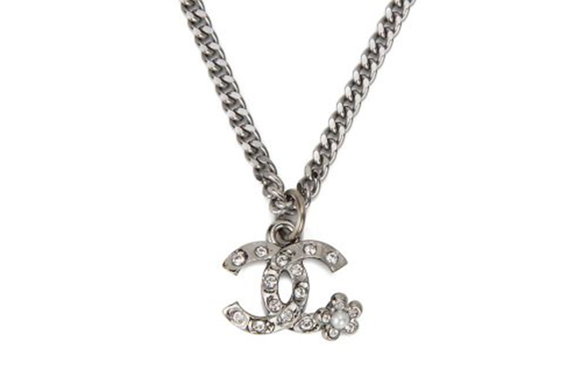 (Women) CHANEL Double C Classic Metal Flower Cubic Zirconia Pendant Necklace for Women. AB6918-B06539-NF032