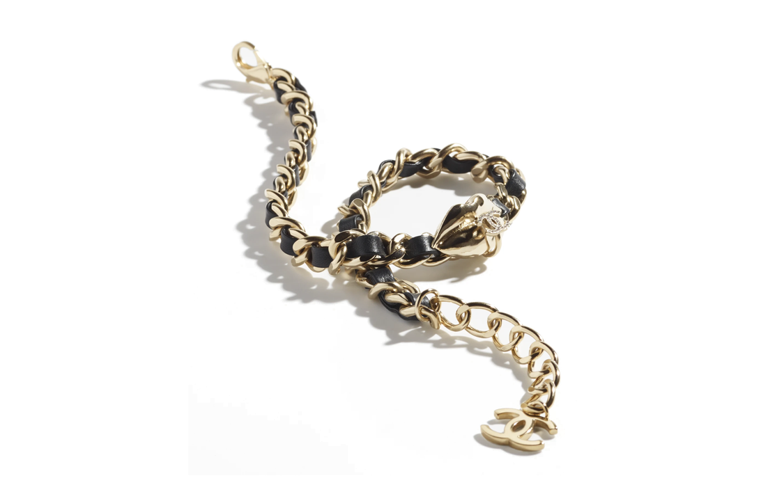 Lookbook (W) 샤넬 더블 C 로고 골드 & 블랙 메탈 목걸이. ABA592-B10752-NN571