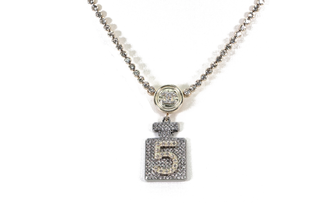 (Women) CHANEL Double C No.5 Perfume Bottle Pendant Zirconia Necklace for Women. AB6226-B05696-NC475