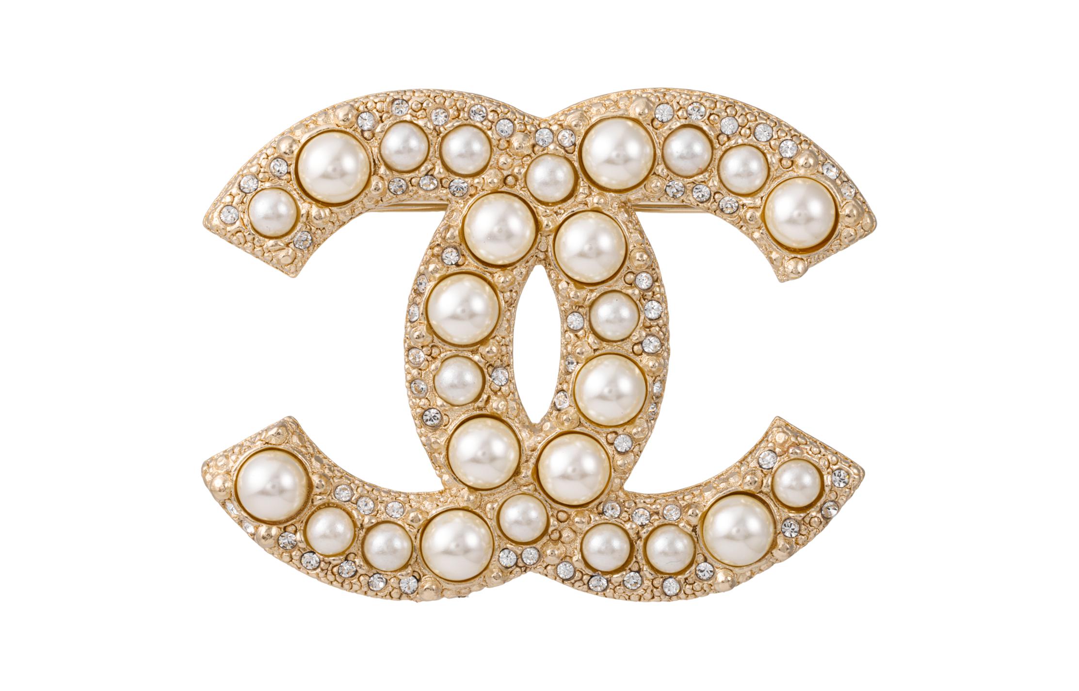 (Women) Chanel Double C Pearl Crystal Brooch for Women - Gold. A64762-B06258-ND321