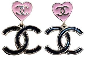 (Women) CHANEL Elegant Double C 3D Metal Earrings - Black ABE035-B17342-NZC37 (Women) CHANEL Elegant Double C 3D Metal Earrings - Black ABE035-B17342-NZC37