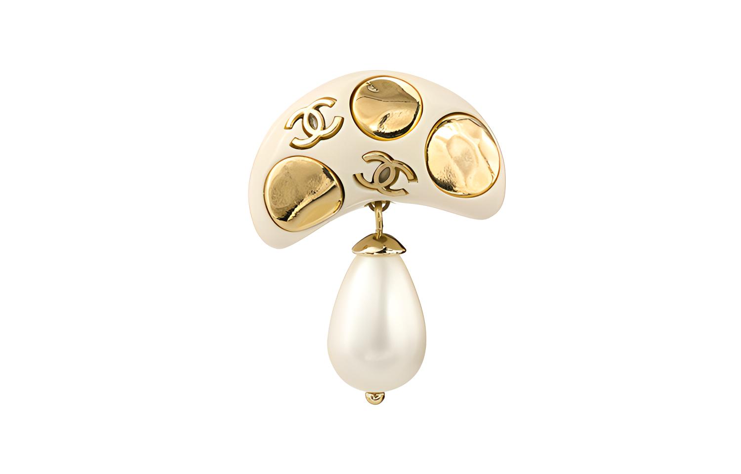 (Women) CHANEL Elegant Double C Mushroom Earrings for Women - Gold. AB9743-B09634-NL183