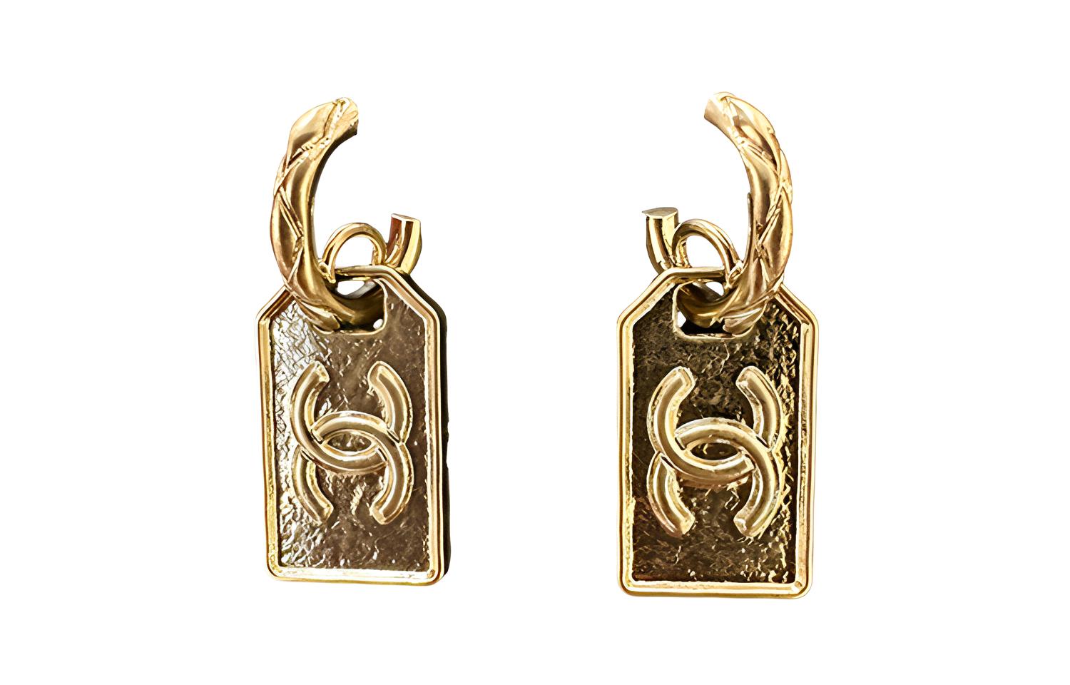 (Women) CHANEL Elegant Unique Earrings for Women - Gold. AB5932-B05183-NB602