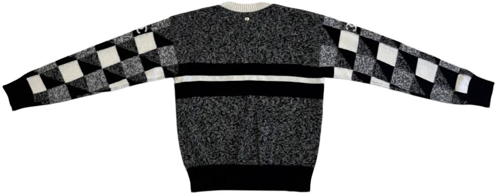 (Women) CHANEL Fall/Winter 22 23C Black White Logo Striped Cashmere Sweater. P73214-K10523-NJ763 Lookbook (Women) CHANEL Fall/Winter 22 23C Black White Logo Striped Cashmere Sweater. P73214-K10523-NJ763