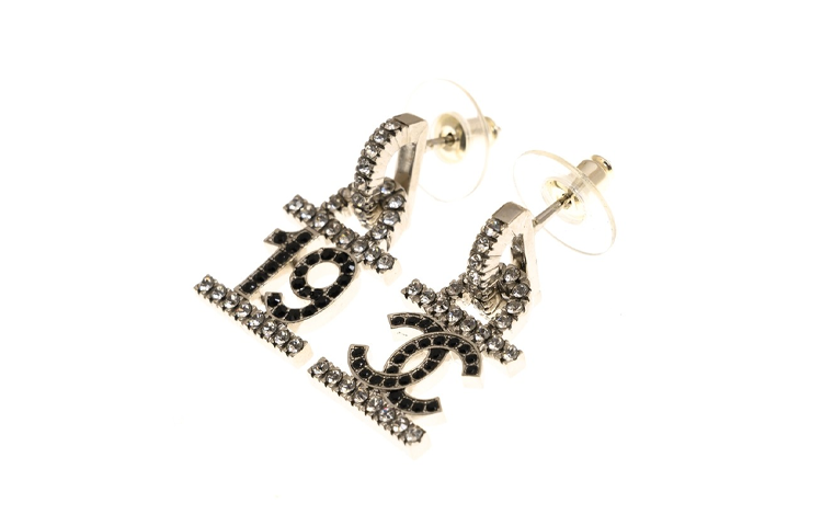 Lookbook (Women) CHANEL Fashion Trendy Earrings for Women. AB8980BLKSS