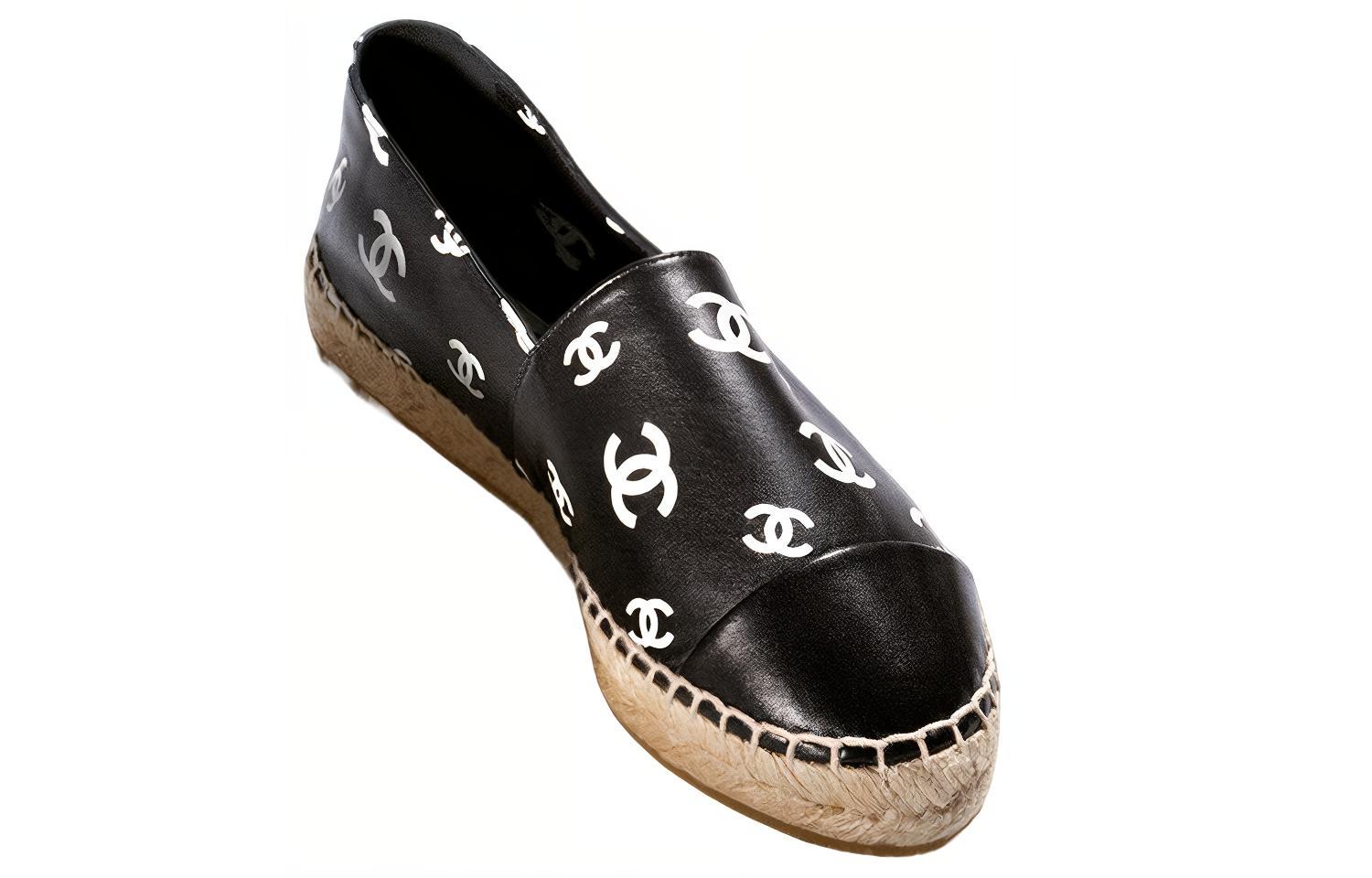 Shop CHANEL 香奈兒 印花小羊皮平底鞋 女款 黑色