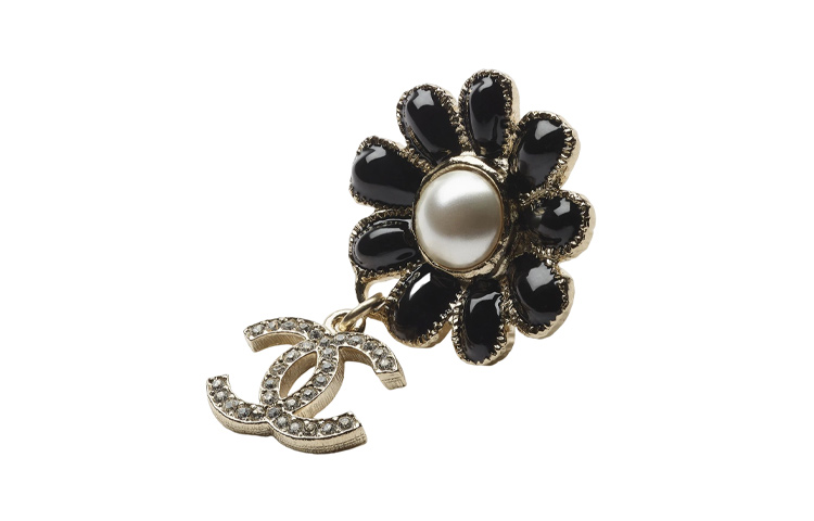 Lookbook (W) Anting CHANEL Floral Double C Hitam untuk Wanita - Elegan & Modis AB9655B09622NL179