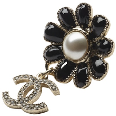 (W) Anting CHANEL Floral Double C Hitam untuk Wanita - Elegan & Modis AB9655B09622NL179 Lookbook (W) Anting CHANEL Floral Double C Hitam untuk Wanita - Elegan & Modis AB9655B09622NL179