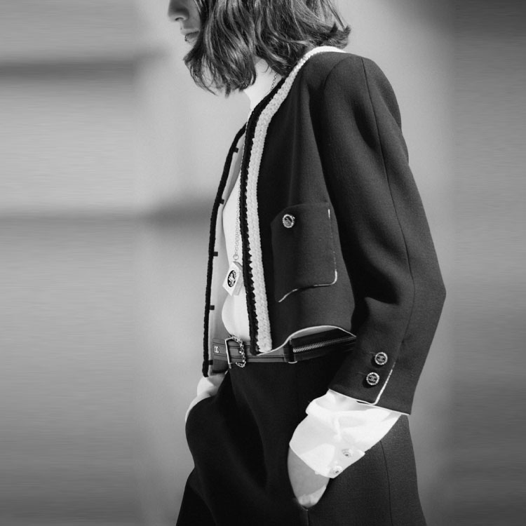 Shop (W) Jaket CHANEL FW21 Silk Crepe Hitam. P71865-V63363-94305