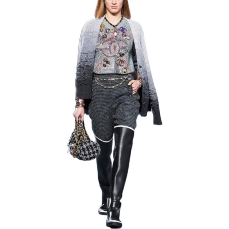 Lookbook (W) CHANEL FW22 Sweater Rajut Abu-Abu Dihiasi Batu Rhinestone. P73896-K10578-NK988