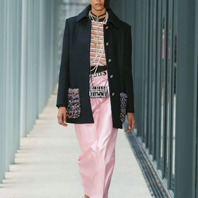 (Women) CHANEL FW22 Single-Breasted Solid Color Coat - Navy Blue. P73195-V64674-AX360 Lookbook (Women) CHANEL FW22 Single-Breasted Solid Color Coat - Navy Blue. P73195-V64674-AX360