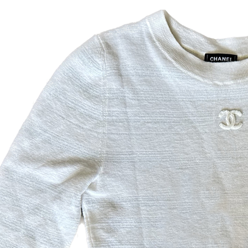 Shop (W) CHANEL FW23 白色圓領直筒短袖T恤。 P75749-K10857-NQ678