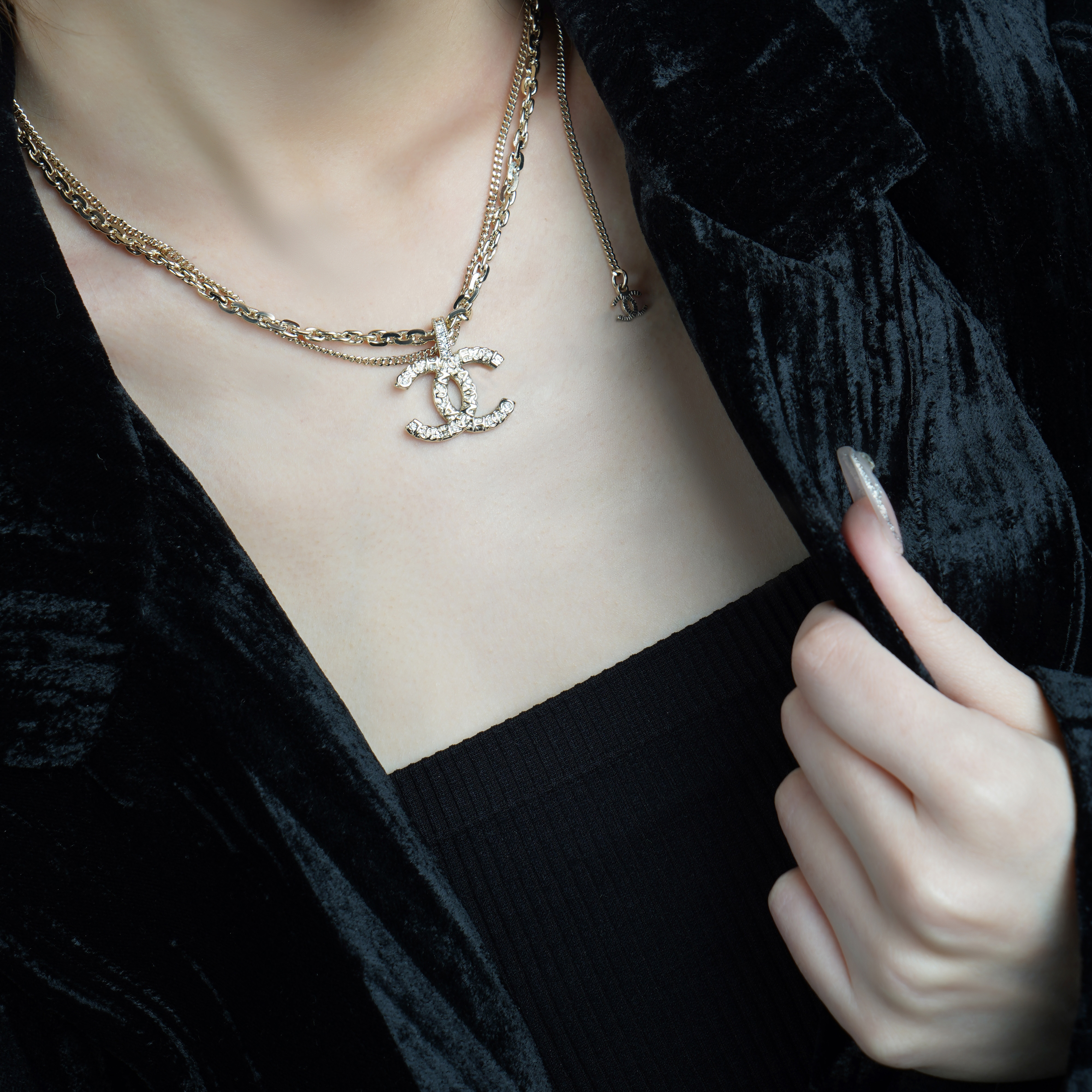 (Women) CHANEL Gold Double C Embossed Metal Necklace for Women Gold AB6095-B05288-NB905 圖 4