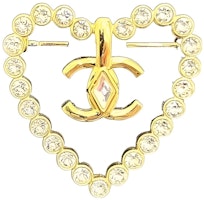 (Women) CHANEL Gold Heart Logo Brooch for Women - 2023 Early Spring Collection. AB9916-B09972-NM120 (Women) CHANEL Gold Heart Logo Brooch for Women - 2023 Early Spring Collection. AB9916-B09972-NM120