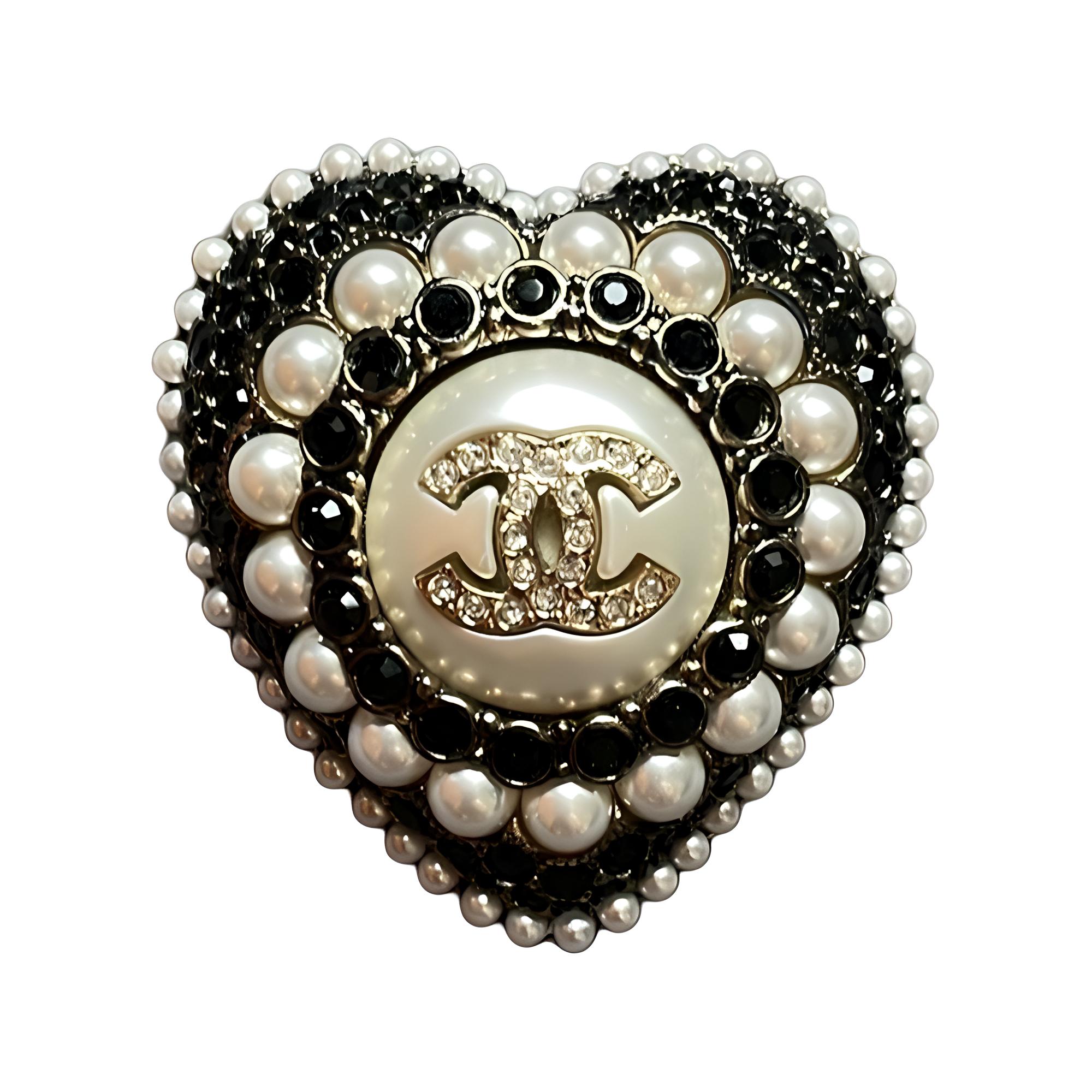 (Women) CHANEL Heart-Embellished Black Brooch for Women. AB9393B09088