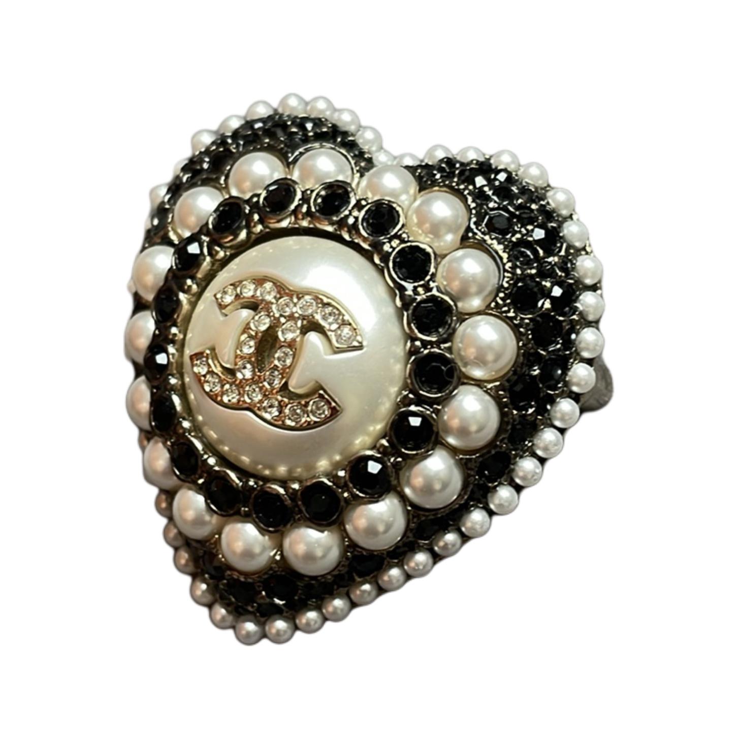 Lookbook (W) 香奈兒女士心形裝飾黑色胸針 AB9393B09088