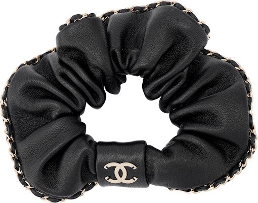 (W) 샤넬 양가죽 스크런치 헤어 액세서리 블랙 여성용. AA7491-B05263-94305 Lookbook (W) 샤넬 양가죽 스크런치 헤어 액세서리 블랙 여성용. AA7491-B05263-94305