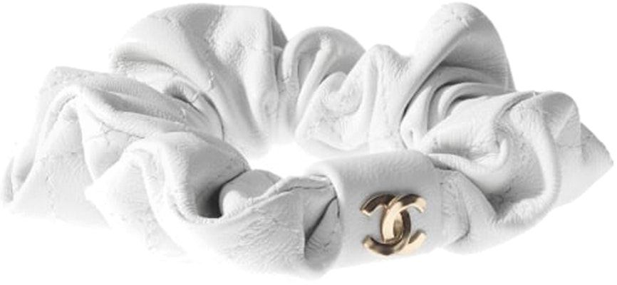 (W) 샤넬 램스킨 스크런치 화이트 라지 메탈 악센트 여성용. AA7926-B06980-10601 Lookbook (W) 샤넬 램스킨 스크런치 화이트 라지 메탈 악센트 여성용. AA7926-B06980-10601
