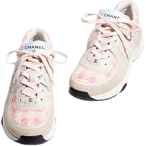 CHANEL香奈兒 皮革 徽章 繫帶 低筒 運動休閒鞋 女款 粉米色 Shop CHANEL香奈兒 皮革 徽章 繫帶 低筒 運動休閒鞋 女款 粉米色