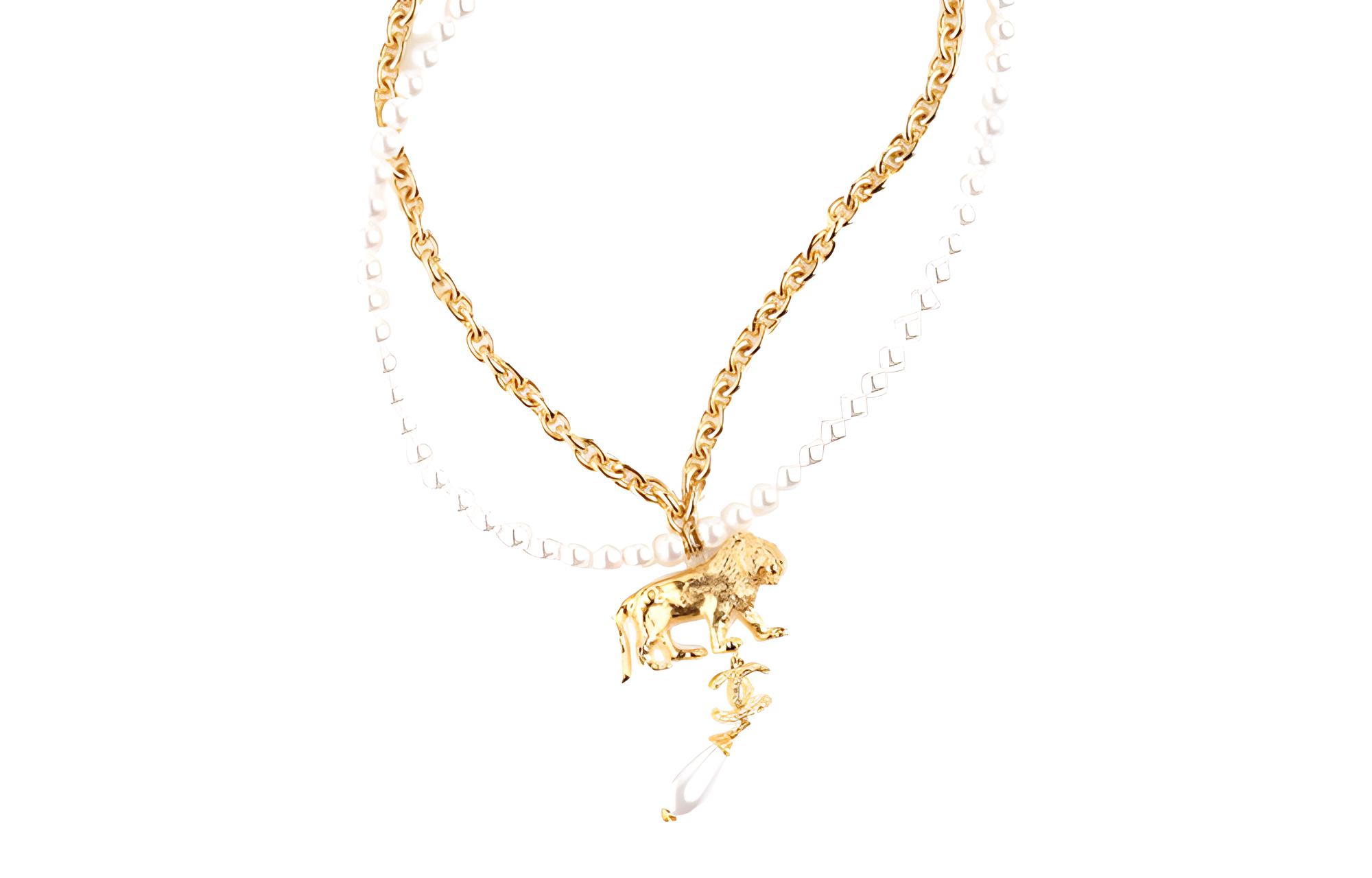 (Women) CHANEL Lion Pendant Necklace in Gold with Glass and Imitation Pearls for Women. AB8767-BO8713-NJ356