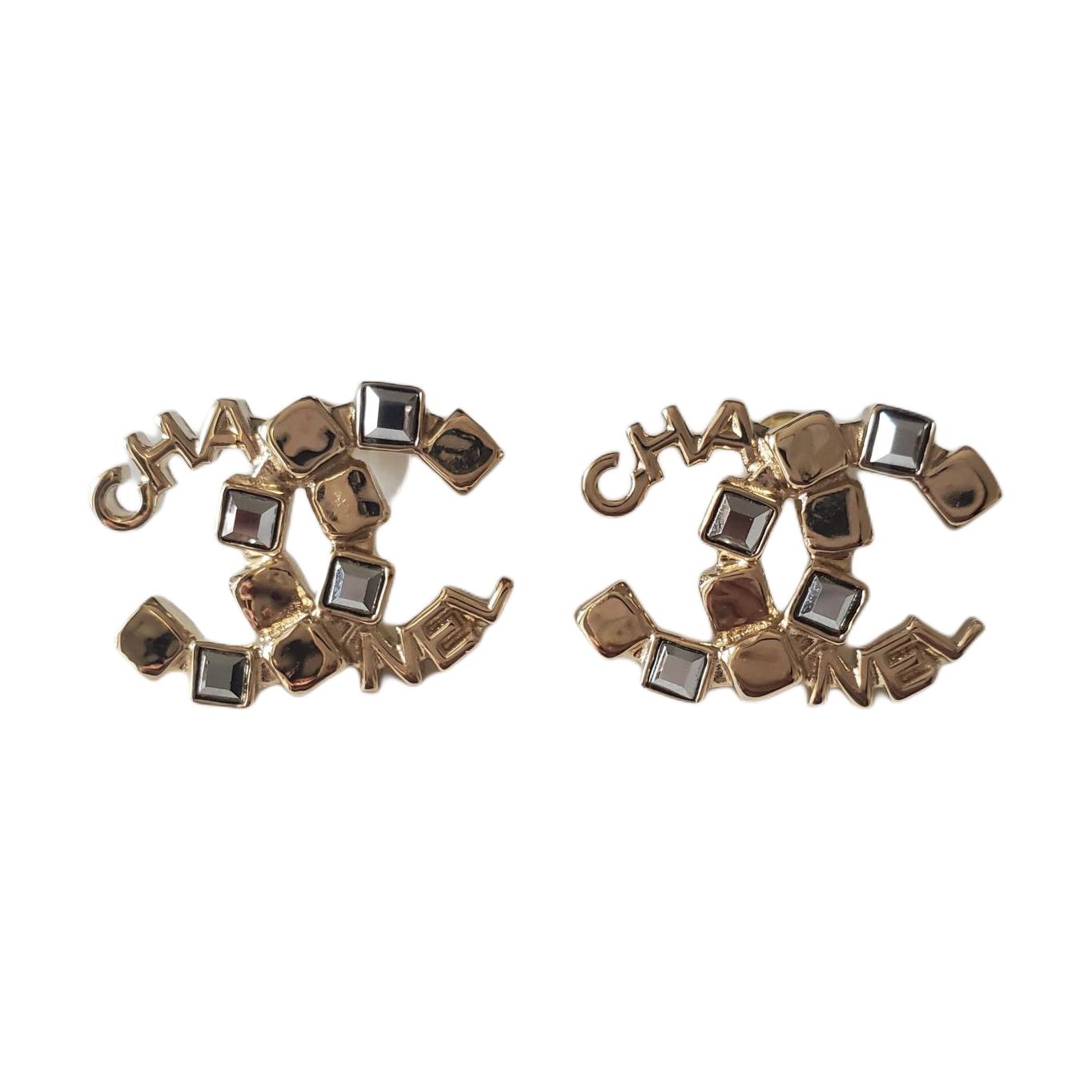 (Women) CHANEL Logo Design Gold Earrings for Women. ABC357B15393NU572