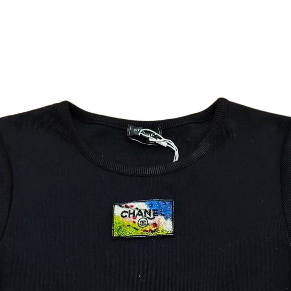 Lookbook (W) 香奈儿标志补丁圆领黑色短袖T恤 SS23款式. P74094-V64275-94305