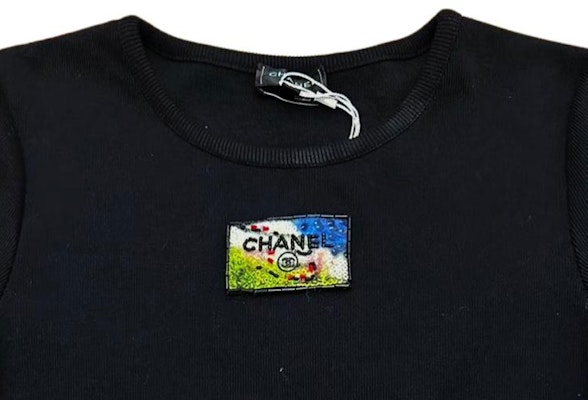 (Women) CHANEL Logo Patch Crewneck Pullover SS23 T-Shirt Black. P74094-V64275-94305 Lookbook (Women) CHANEL Logo Patch Crewneck Pullover SS23 T-Shirt Black. P74094-V64275-94305