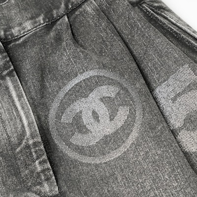 (Women) CHANEL Logo Patch Short Denim Skirt Women’s - Grey. P74035-V65658-NL656 Sizing (Women) CHANEL Logo Patch Short Denim Skirt Women’s - Grey. P74035-V65658-NL656