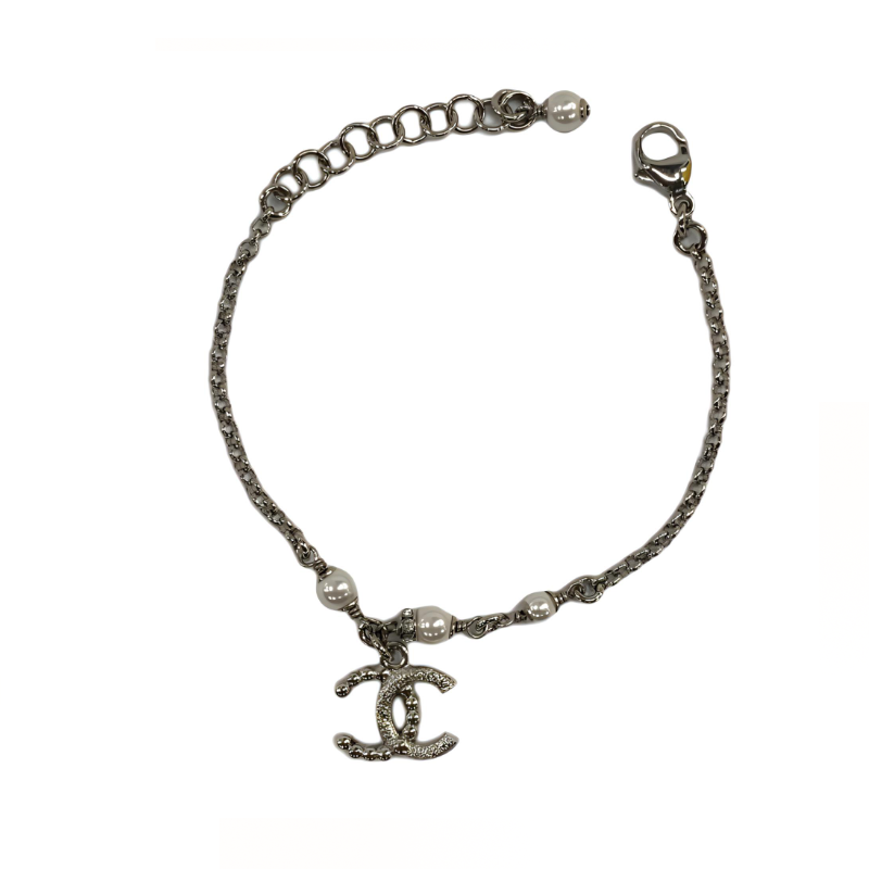 (Women) CHANEL Logo Pendant Metal Bracelet for Women - Silver. ABD461-B16782-NY391