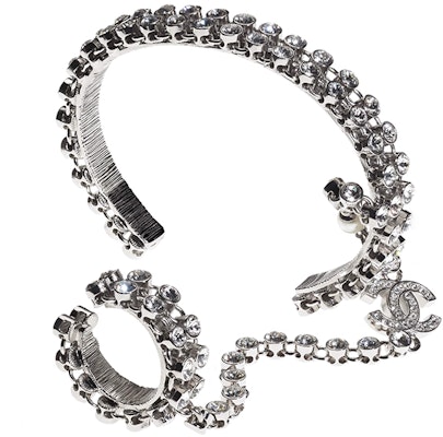 (W) CHANEL Gelang Logam dengan Permata Rhinestones dan Mutiara Kerang. AB7144-B06755-NF457 Lookbook (W) CHANEL Gelang Logam dengan Permata Rhinestones dan Mutiara Kerang. AB7144-B06755-NF457